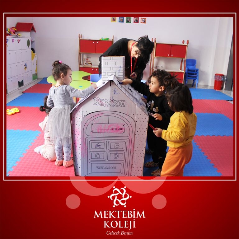 Değerli velimiz Serhat beyin getirdiği maket evi miniklerimiz ile boyadık. 