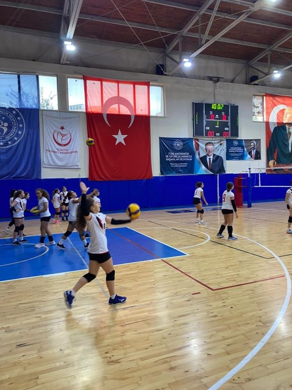 Yıldız Kız Voleybol Takımımız Sahalarda!