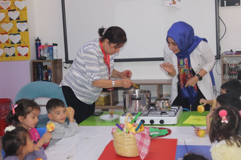 Neptün Sınıfı minikleri  ile birlikte kendi elma şekerlerimiz yaptık.