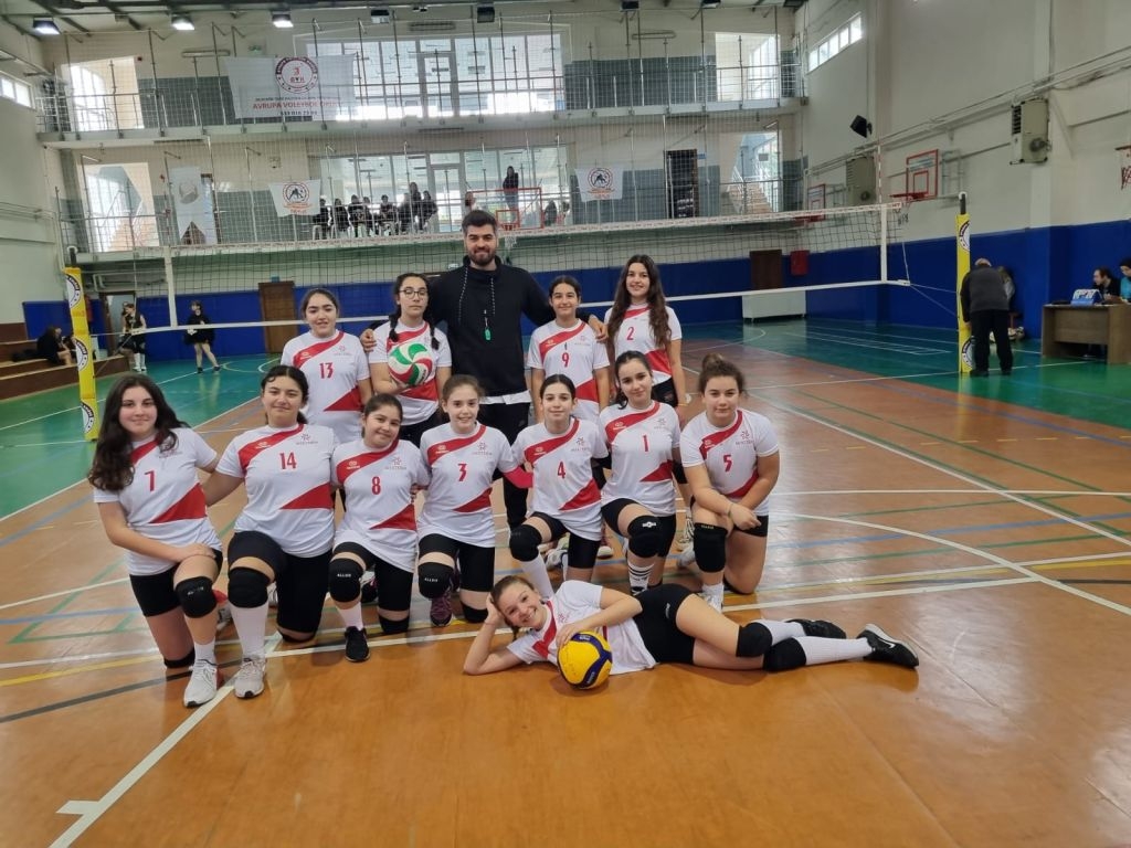 YILDIZ KIZLAR VOLEYBOL TAKIMIMIZ ÇEYREK FİNALDE !