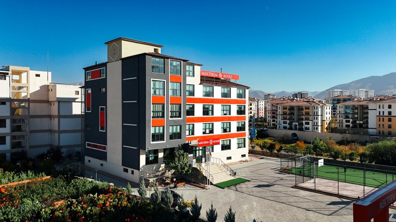 Bir dönemin sonu, yeni bir başlangıcın ilk adımı.