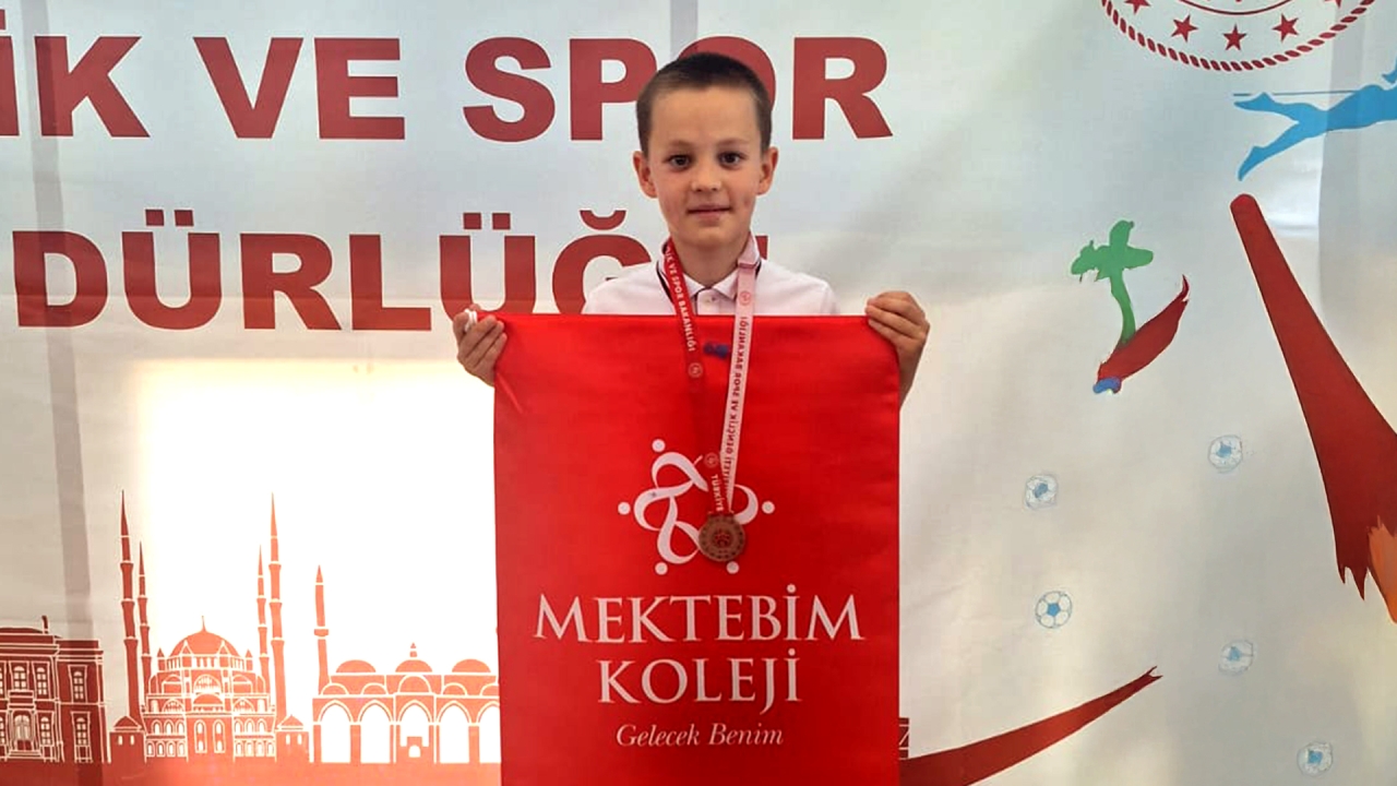 Emir Demir’den Yüzmede İl Dereceleri!